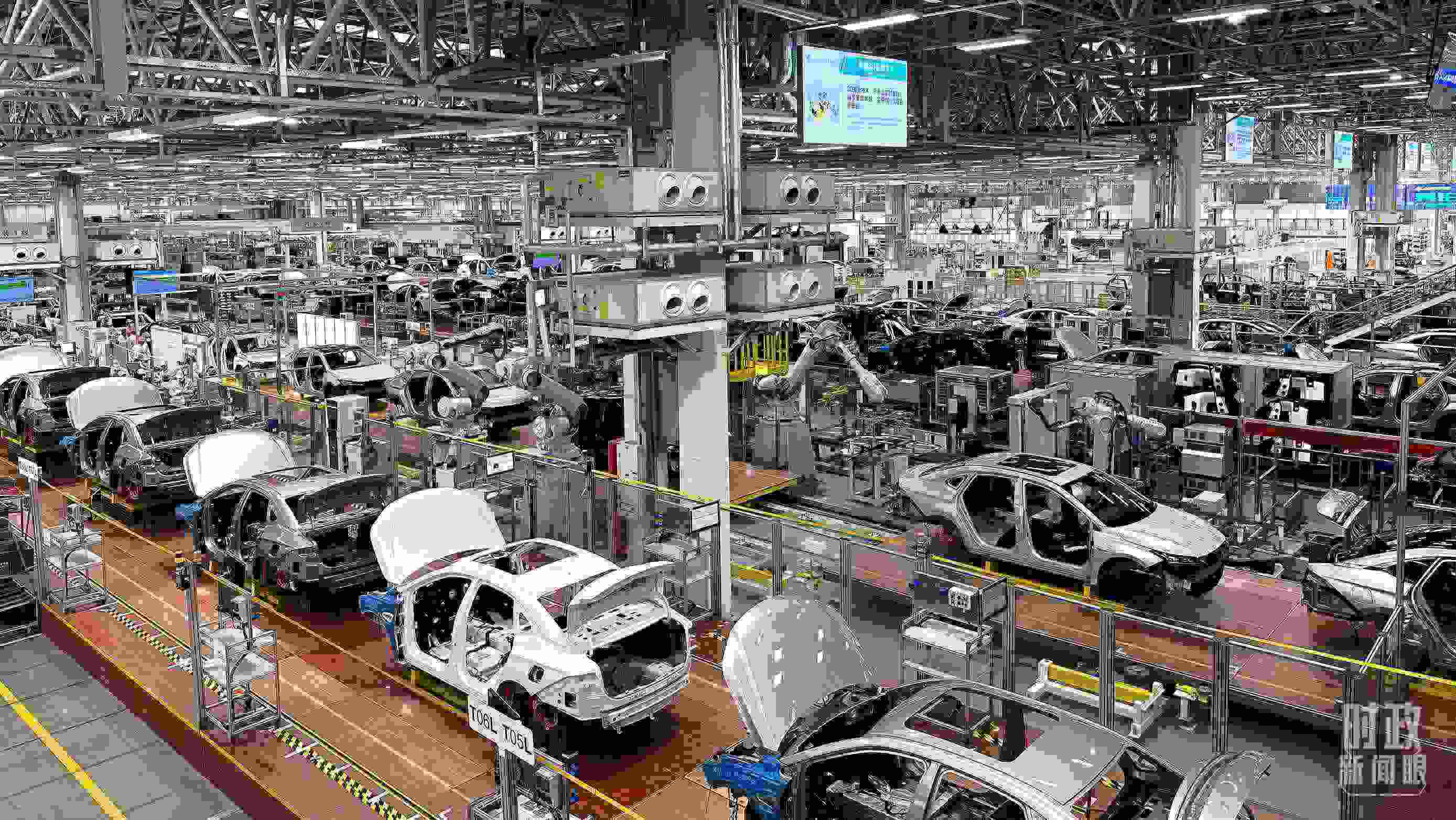 △廣汽埃安總裝車間智能生產(chǎn)線展示。（總臺(tái)央視記者趙化拍攝）