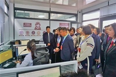  在昆明中院訴前調(diào)解工作室內(nèi)，代表們觀摩法官線上調(diào)解。