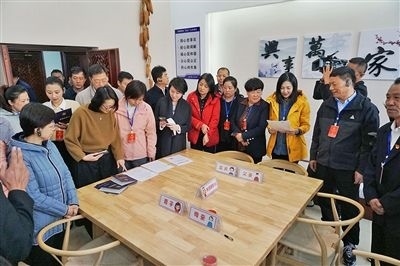  在劍川法院家事調(diào)解室內(nèi)，該院制作的《離婚證明書》引起了代表們的關(guān)注。
