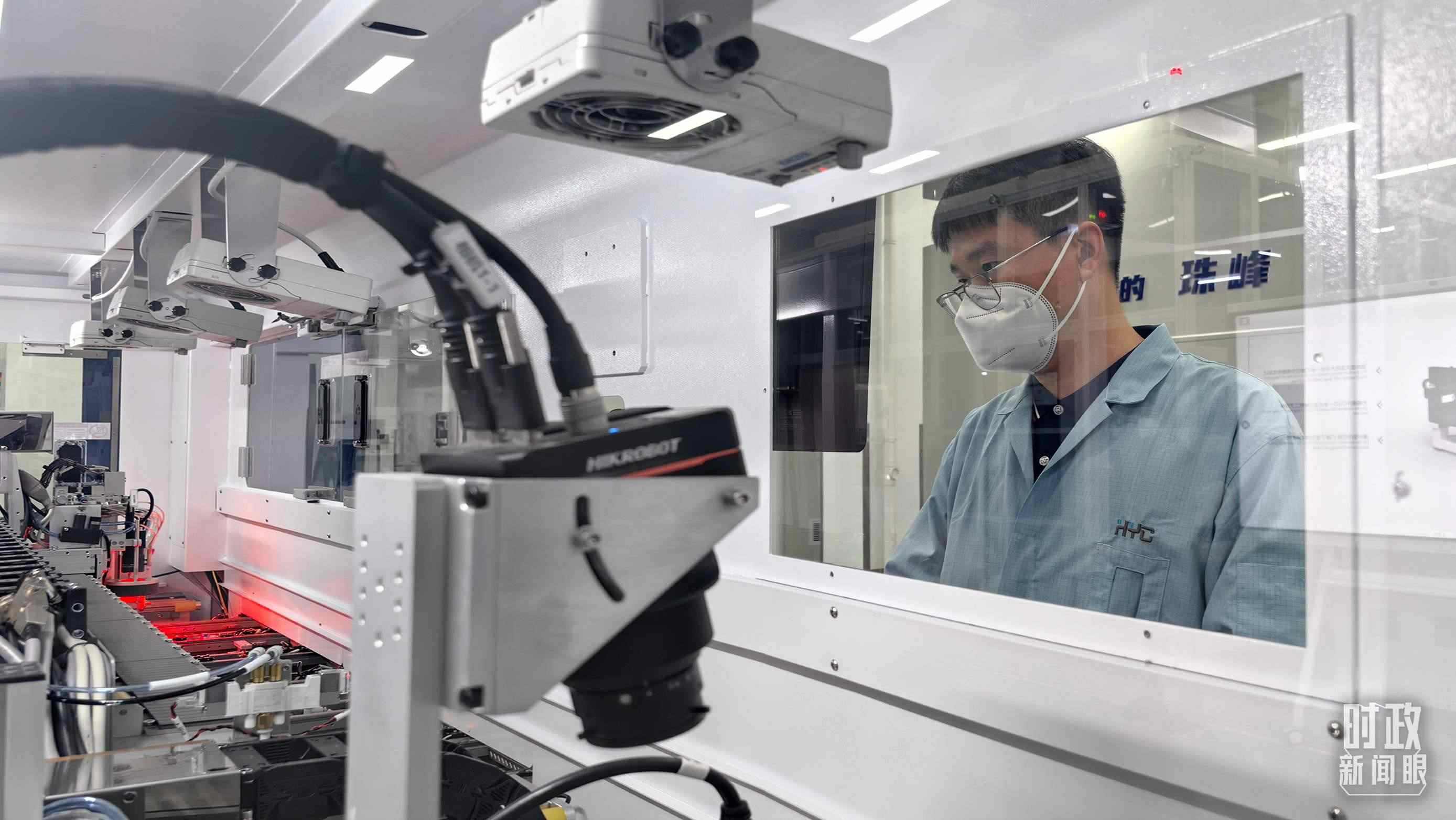 △蘇州華興源創(chuàng)科技股份有限公司員工正在研發(fā)車間內(nèi)進(jìn)行芯片測(cè)試。（總臺(tái)央廣記者潘毅拍攝）