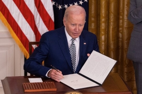 10月30日，美國(guó)總統(tǒng)拜登在華盛頓白宮簽署人工智能監(jiān)管行政令。新華社發(fā)（亞倫攝）