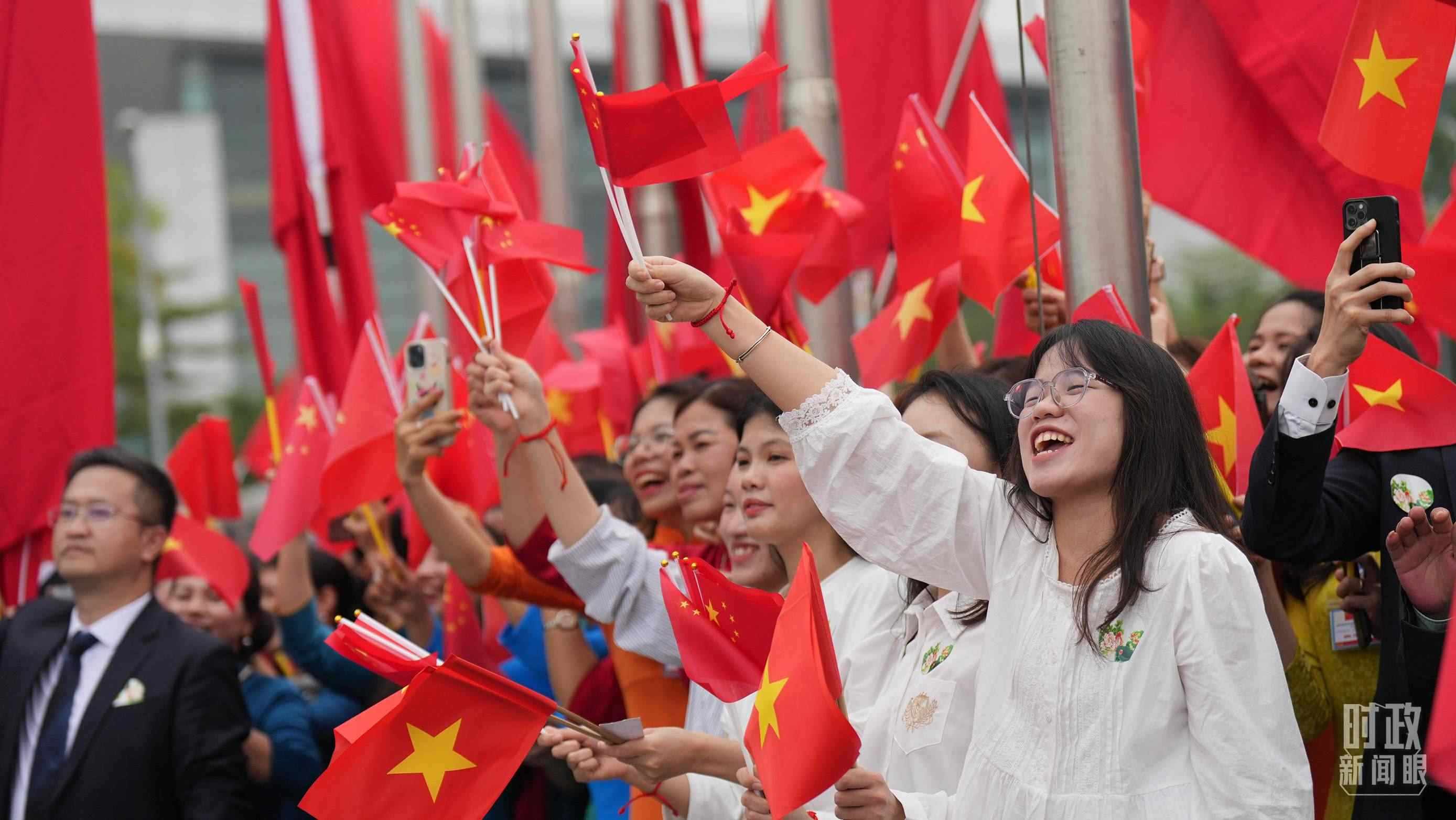 △人們揮舞兩國(guó)旗幟歡迎習(xí)近平訪越。（總臺(tái)國(guó)廣記者李晉拍攝）
