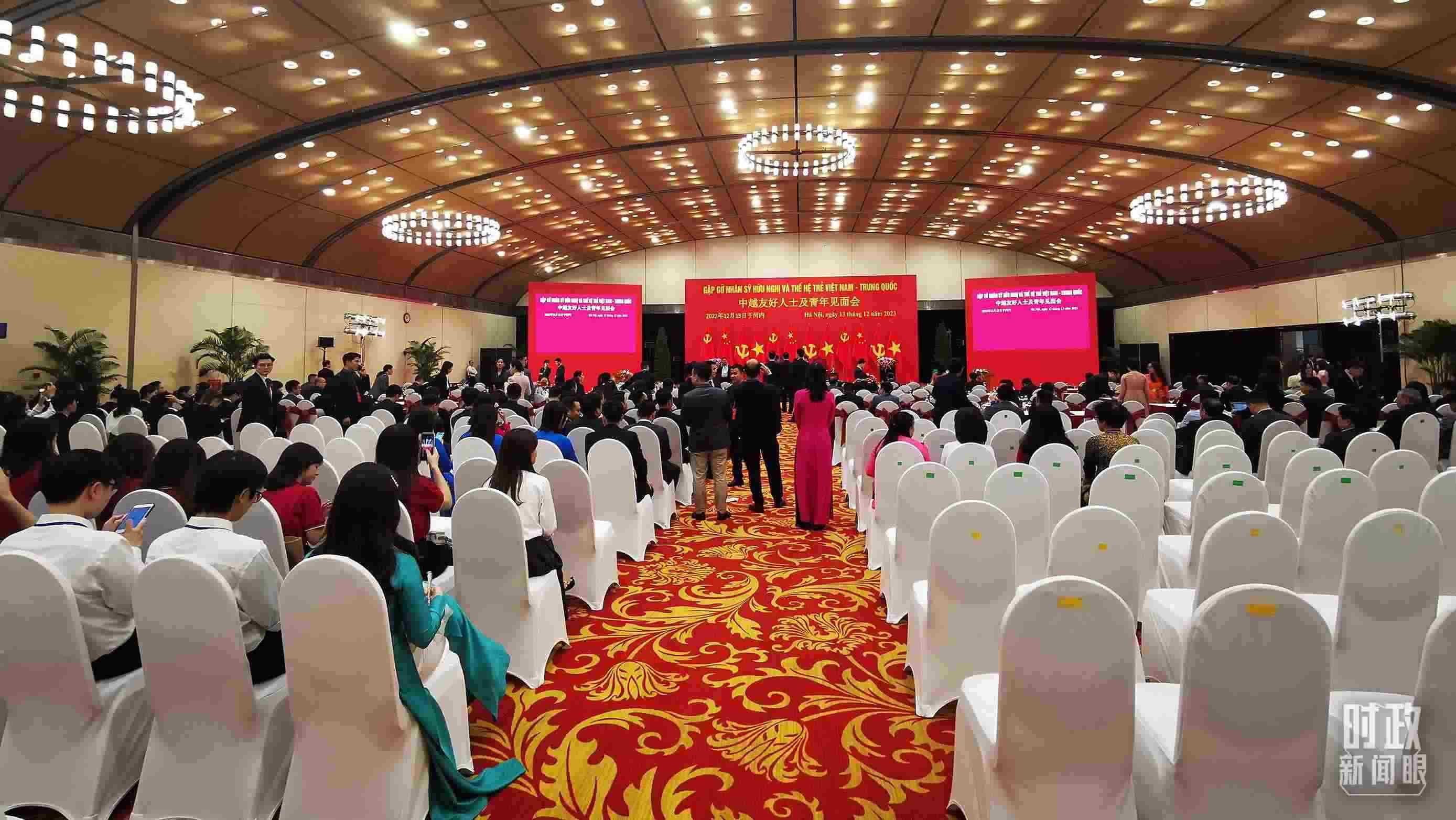 △習(xí)近平出席中越友好人士及青年見面會(huì)。這是見面會(huì)開始前的場(chǎng)景。（總臺(tái)央視記者荊偉拍攝）