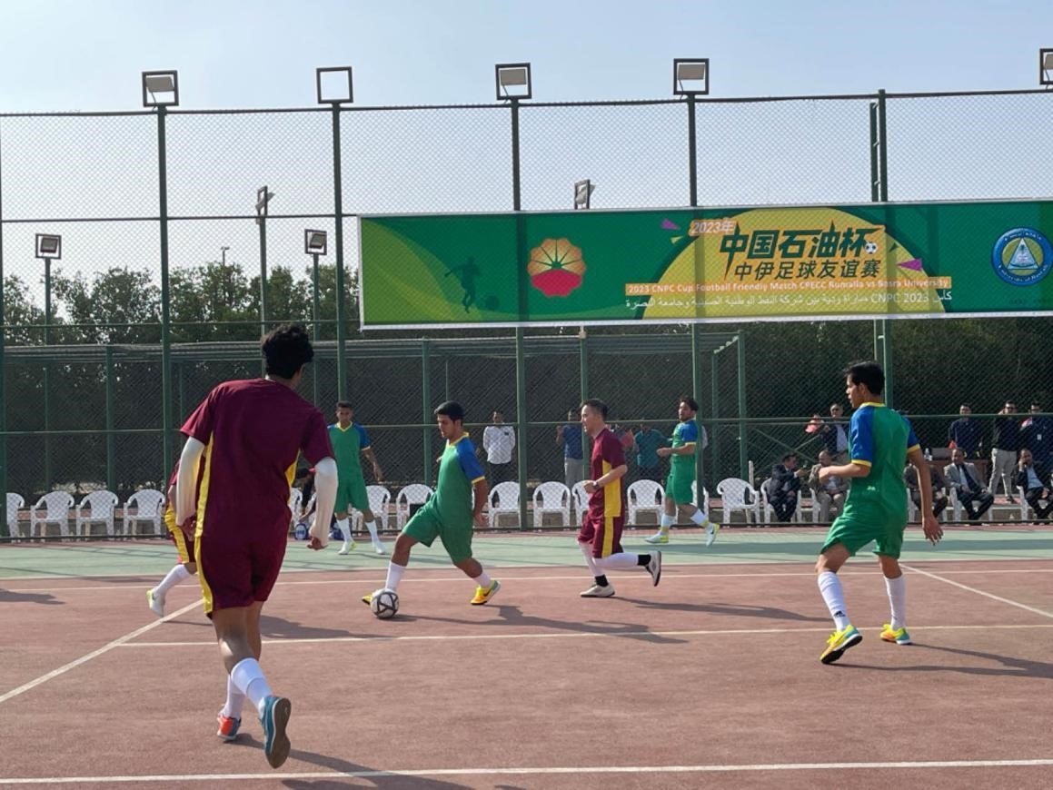 12月14日，中國石油（伊拉克）魯邁拉片區(qū)舉辦公共開放日和足球友誼賽。中國石油工程建設有限公司魯邁拉項目代表隊與巴士拉大學代表隊進行了比賽，巴士拉大學代表隊獲勝。文學軍攝