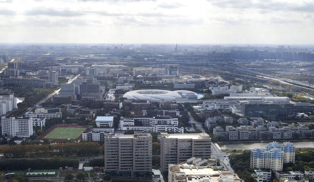 這是2023年11月25日在上海浦東新區(qū)張江科學(xué)城拍攝的形如鸚鵡螺的大科學(xué)裝置上海光源（中）（無(wú)人機(jī)照片）。新華社記者 方喆 攝