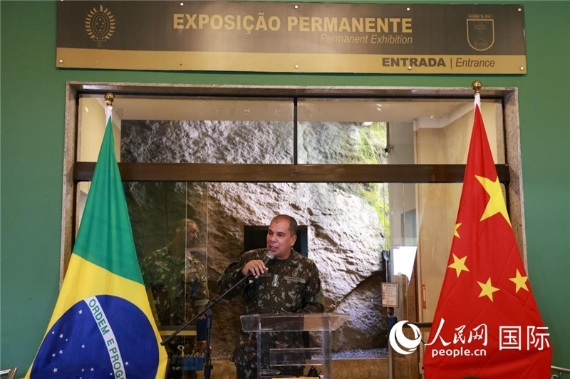 科帕卡瓦納要塞司令亞歷山大·羅伯托在攝影展開(kāi)幕式上致辭。 人民網(wǎng)記者 陳海琪攝