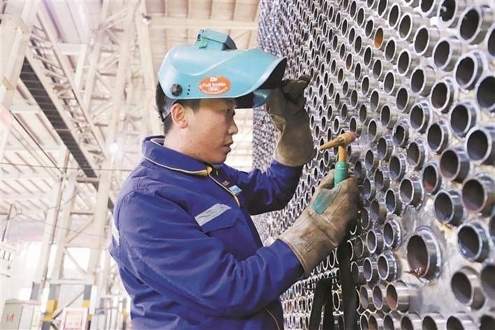 邵旭鵬在車間進行電焊作業(yè)。受訪者供圖