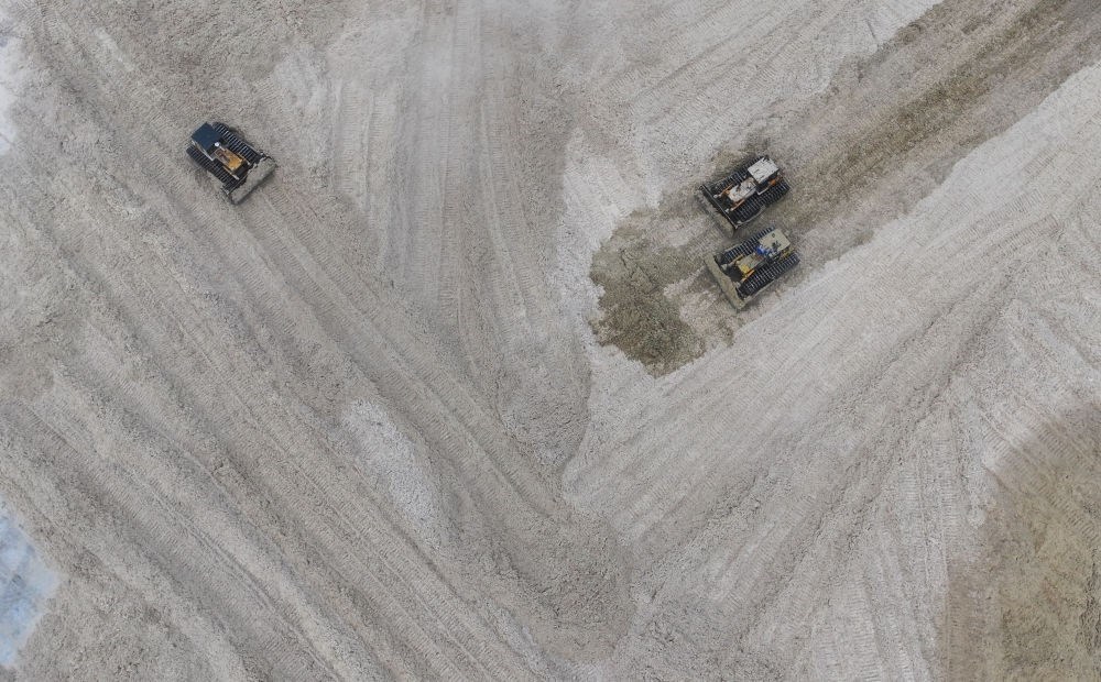 12月12日，在廣西湘桂華糖制糖集團來賓紙業(yè)有限責任公司，工作人員在整理蔗渣（無人機照片）。