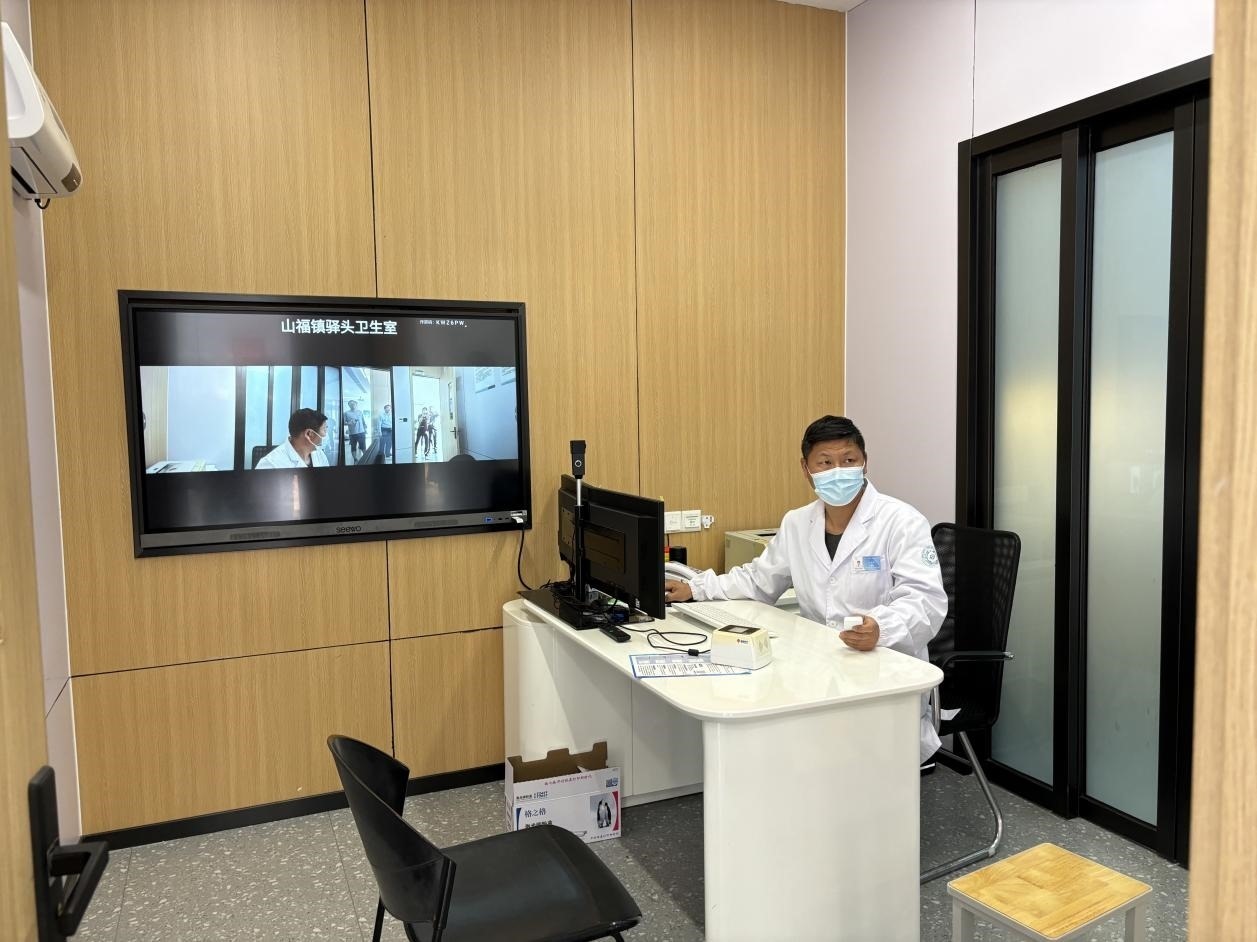 　　村里的值班醫(yī)生在線上連接三甲醫(yī)院的醫(yī)生對(duì)患者進(jìn)行會(huì)診。