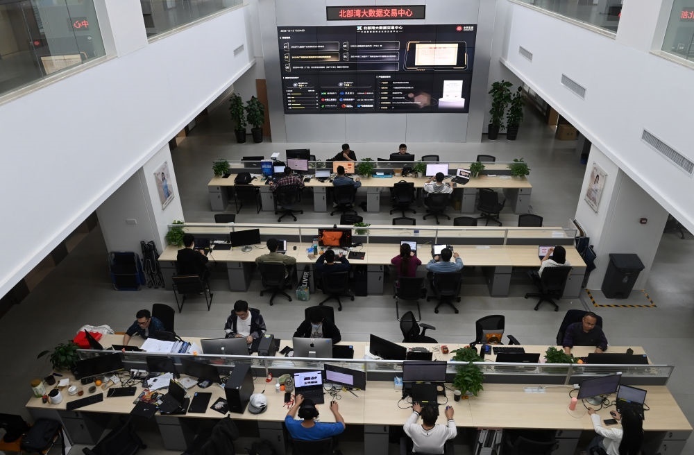 中國(guó)—東盟信息港員工在工作中。