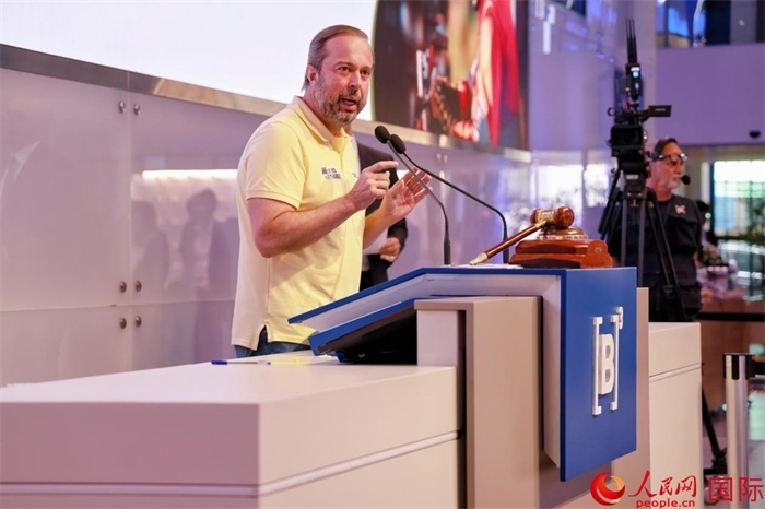 巴西礦產(chǎn)和能源部部長亞歷山大·西爾維拉發(fā)表致辭。人民網(wǎng)記者 宋亦然攝