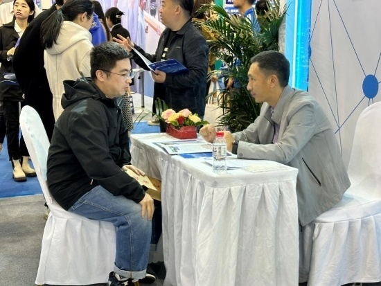 沈陽招聘會現(xiàn)場。人民網(wǎng)記者 尹柏寒?dāng)z