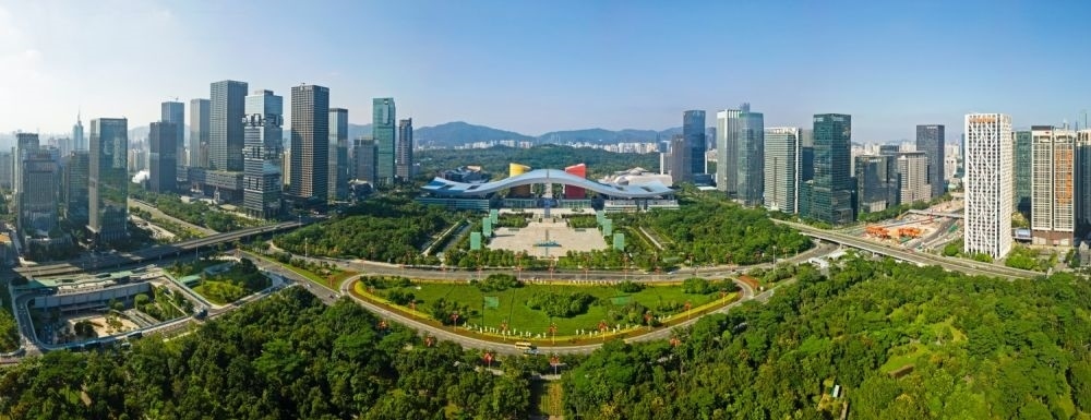 這是在廣東省深圳市拍攝的深圳市民中心和蓮花山公園一線（2020年10月2日攝，無人機照片）。新華社記者 梁旭 攝