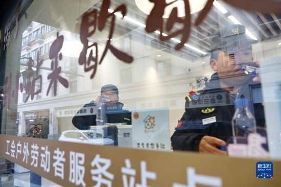 12月16日，戶外工作者在浙江省嘉興市南湖區(qū)丁家橋社區(qū)個性化“惠工小站”休息。