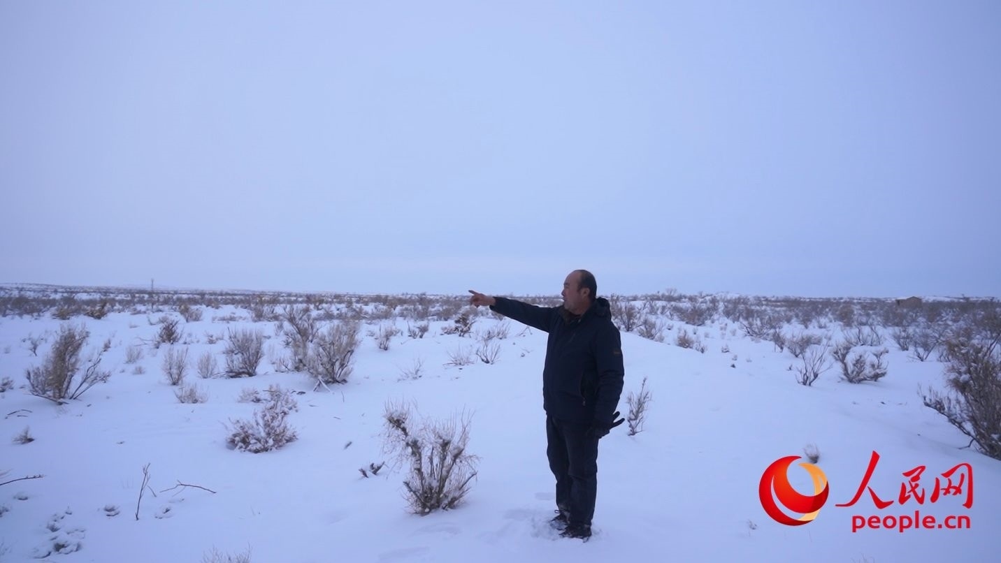 馬曉華向采訪團(tuán)介紹林場(chǎng)情況。人民網(wǎng) 周靜圓攝