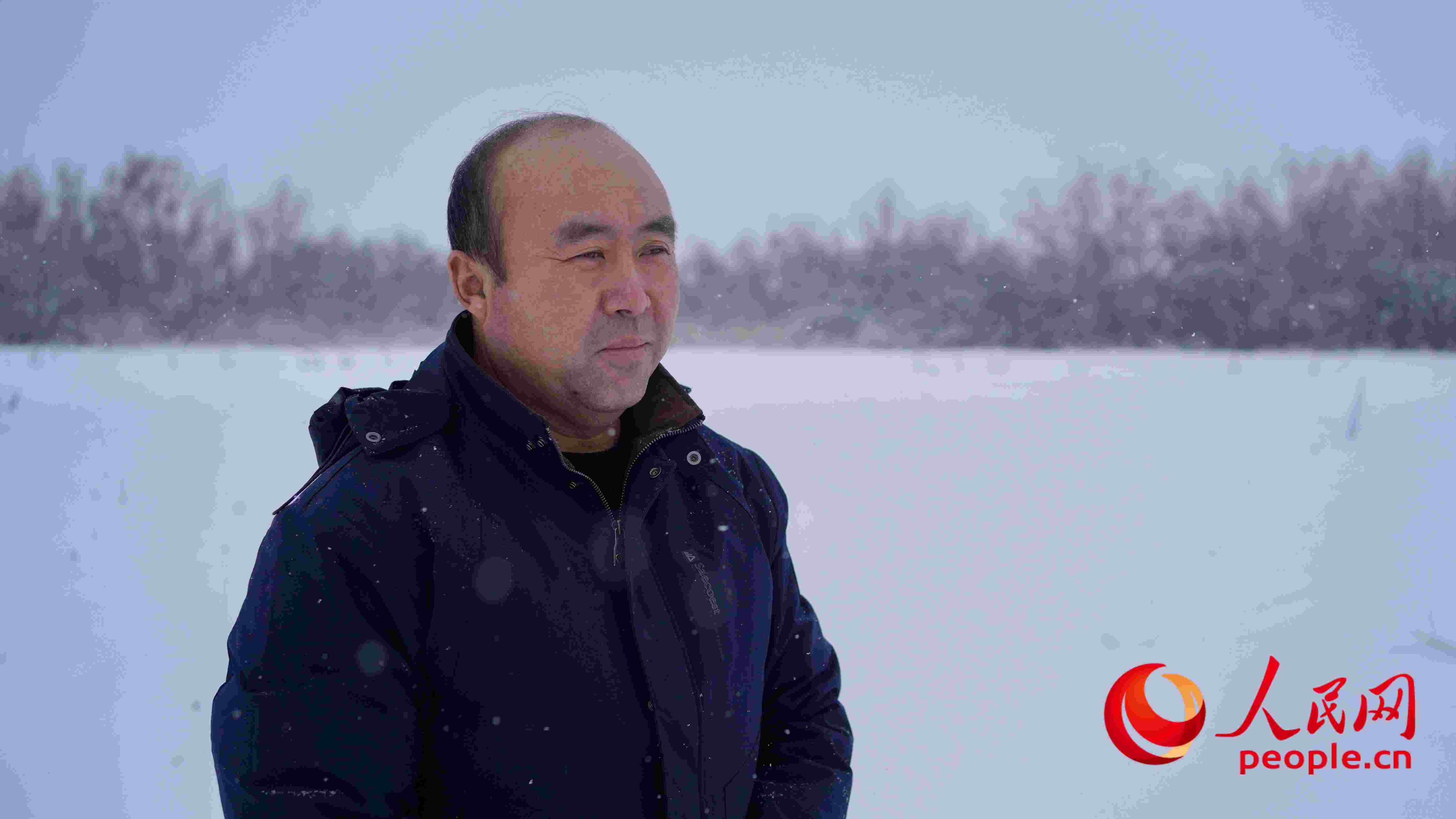 馬曉華回憶當(dāng)年和父親一起種樹的情形，滿是懷念。人民網(wǎng) 周靜圓攝