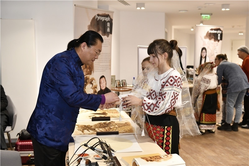 圖為羅馬尼亞小學(xué)生在現(xiàn)場(chǎng)體驗(yàn)烙畫。 布加勒斯特中國(guó)文化中心供圖