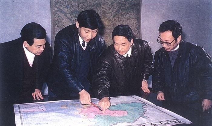 1991年12月，習近平與同事討論福州市戰(zhàn)略規(guī)劃設想。
