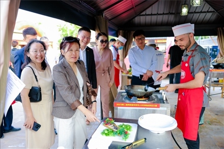 嘉賓現(xiàn)場觀摩。阿聯(lián)酋上?？偵虝咄l(xiāng)會供圖