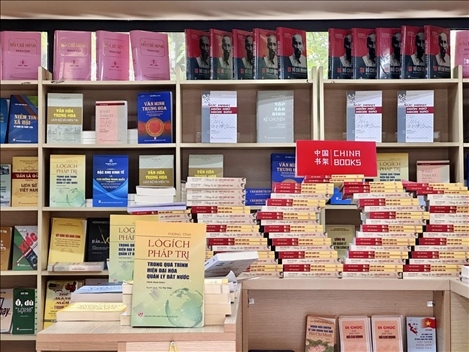 中國主題圖書亮相越南河內(nèi)書街。中國圖書進出口（集團）有限公司供圖