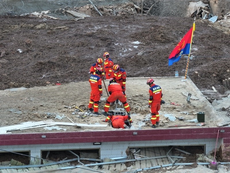 救援人員在現(xiàn)場。賀勇攝。