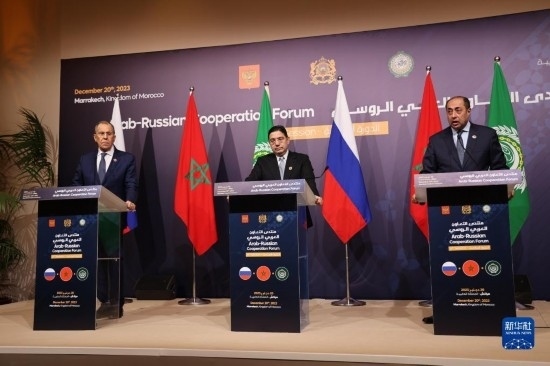 12月20日，在摩洛哥南部城市馬拉喀什舉行的第六屆阿拉伯-俄羅斯合作論壇主議程結(jié)束后，俄羅斯外交部長拉夫羅夫、摩洛哥外交大臣布里達、阿拉伯國家聯(lián)盟（阿盟）副秘書長胡薩姆·扎基（從左至右）出席記者會。新華社記者霍晶攝