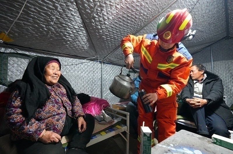 村民龔尕芳與消防員交流。賀勇攝。