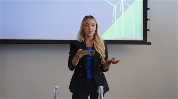 南非駐亞洲和金磚國(guó)家無(wú)任所大使蘇克拉爾代表吉娜·布朗發(fā)言。 人民網(wǎng) 張茜攝