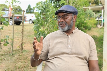 2023年12月18日，瓦努阿圖共和國總理夏洛特·薩爾維在瓦努阿圖公路項目二期馬勒庫拉段的移交儀式現(xiàn)場接受人民網(wǎng)采訪。人民網(wǎng) 賀吉攝