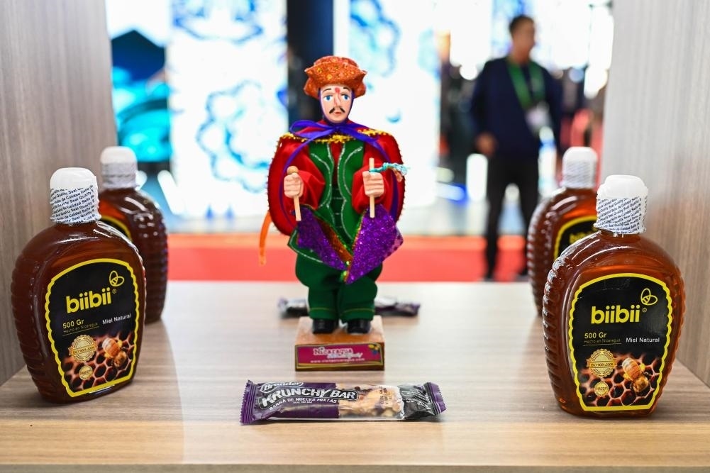 2023年11月8日在第六屆進博會上拍攝的尼加拉瓜蜂蜜產(chǎn)品。