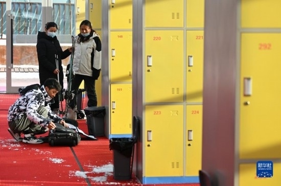 12月21日，游客在滑雪服務(wù)大廳整理滑雪裝備。