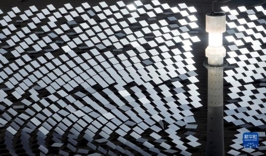 這是2023年6月11日在青海省海西蒙古族藏族自治州格爾木市拍攝的一座光熱電站（無人機(jī)照片）。 新華社記者 張宏祥 攝