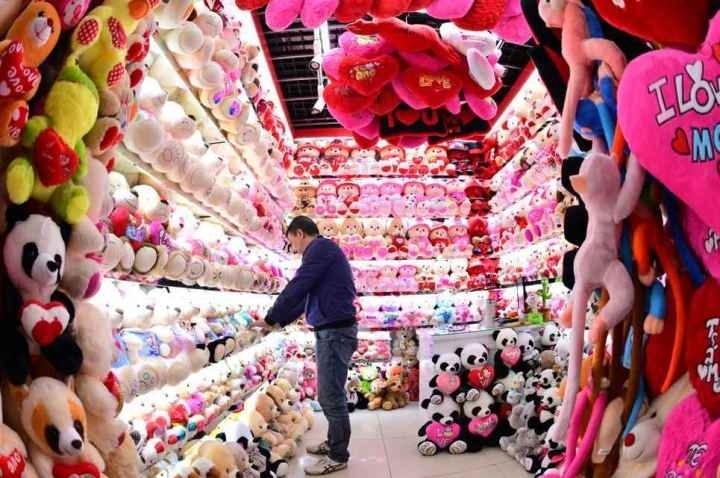 商戶在店鋪內整理毛絨玩具。共享聯(lián)盟·義烏 呂斌 攝