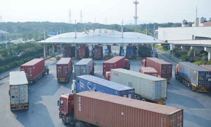 義烏海關排隊等待出關的車輛。共享聯(lián)盟·義烏 吳峰宇 攝