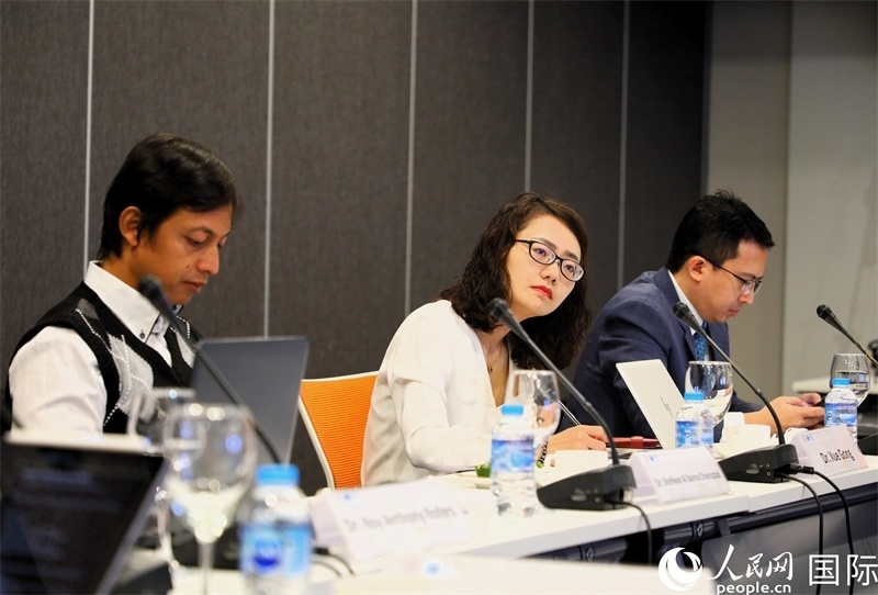 學(xué)者們專注聆聽會議內(nèi)容。人民網(wǎng)記者 白元琪攝