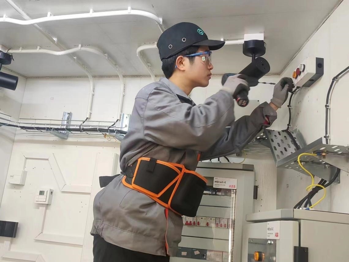 張強(qiáng)在安裝指示燈盒實(shí)訓(xùn)中。高磊磊 攝