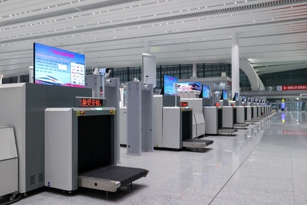 進(jìn)站大廳整齊擺放的安檢儀。