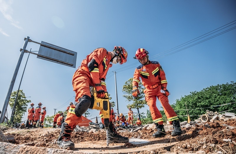 周彩琪和隊友在救援現(xiàn)場。受訪者供圖