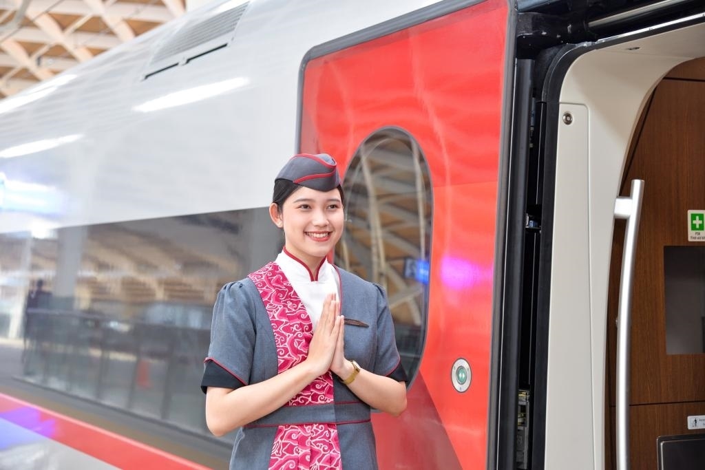 12月12日，乘務人員在印度尼西亞雅加達的哈利姆車站站臺歡迎乘坐雅萬高鐵的乘客。新華社記者徐欽攝