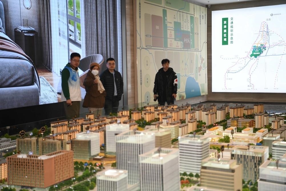 購房者在河北雄安新區(qū)某項(xiàng)目售樓部查看沙盤（2月25日攝）。新華社記者 朱旭東 攝