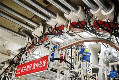 12月30日，中鐵十四局技術(shù)人員在盾構(gòu)掘進(jìn)開始前檢查“海天號”盾構(gòu)機(jī)。新華社記者 李紫恒 攝