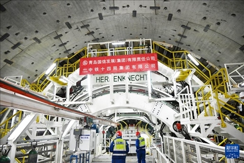 12月30日，中鐵十四局技術(shù)人員在盾構(gòu)掘進(jìn)開始前檢查“海天號”盾構(gòu)機(jī)。新華社記者 李紫恒 攝