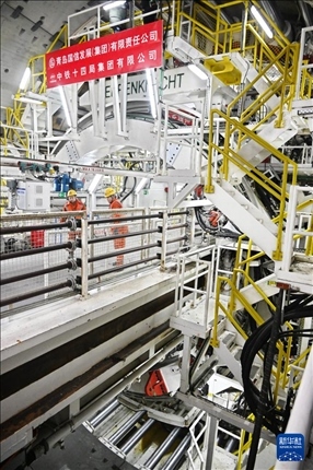 12月30日，建設(shè)者在青島膠州灣第二隧道工程南線主線隧道盾構(gòu)掘進(jìn)現(xiàn)場作業(yè)。新華社記者 李紫恒 攝