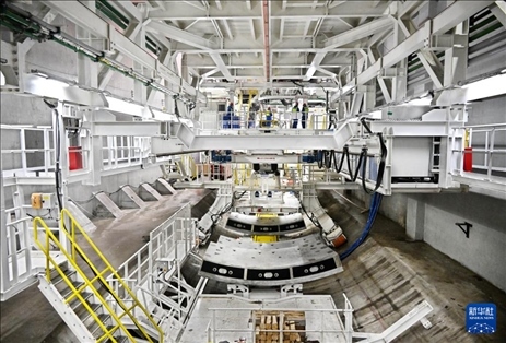 12月30日，建設(shè)者在青島膠州灣第二隧道工程南線主線隧道盾構(gòu)掘進(jìn)現(xiàn)場作業(yè)。新華社記者 李紫恒 攝