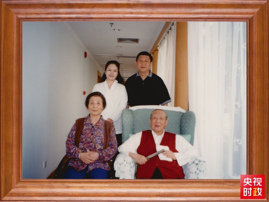 △這是習(xí)近平夫婦同父親習(xí)仲勛、母親齊心的合影。這張照片第一次出現(xiàn)在他的書架上。