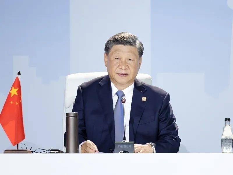 當(dāng)?shù)貢r間8月24日，習(xí)近平主席在南非約翰內(nèi)斯堡出席金磚國家領(lǐng)導(dǎo)人第十五次會晤特別記者會。