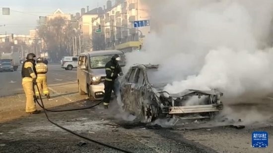 這張俄羅斯緊急情況部12月30日發(fā)布的視頻截圖顯示，在俄羅斯別爾哥羅德市，工作人員在現(xiàn)場救援。新華社發(fā)