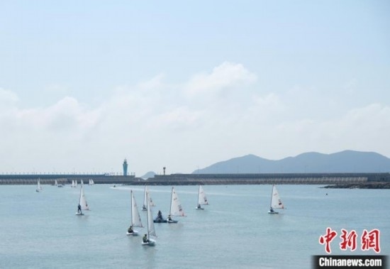 浙江象山，杭州亞運(yùn)會(huì)帆船項(xiàng)目運(yùn)動(dòng)員揚(yáng)帆起航。林波 攝
