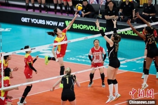 女排世俱杯賽場(chǎng)上，天津渤海銀行女排(紅)對(duì)陣巴西海灘女排(黑)。主辦方供圖