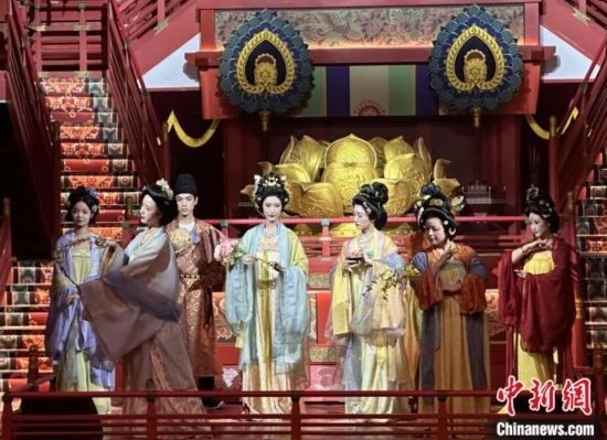 2023年12月31日晚間，在長(zhǎng)安十二時(shí)辰主題街區(qū)進(jìn)行的漢服表演。 中新社記者 張一辰 攝